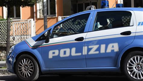 Interno di un minivan della polizia con ripiani e cassetti