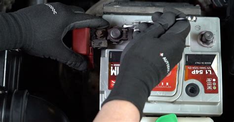 Immagine di un tecnico che controlla una batteria per auto ibrida
