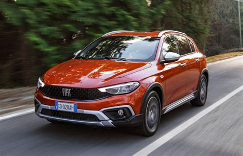 Fiat Tipo Cross vista frontale con dettagli crossover