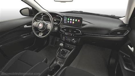 Interni Fiat Tipo Cross con cruscotto digitale e schermo infotainment