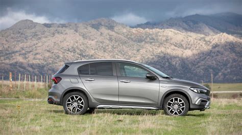 Grafico comparativo prezzi Fiat Tipo Cross Hybrid e rivali