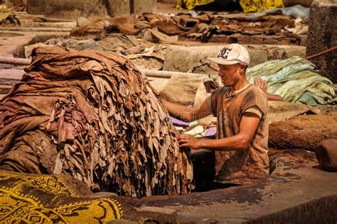Immagine di una conceria con personale al lavoro