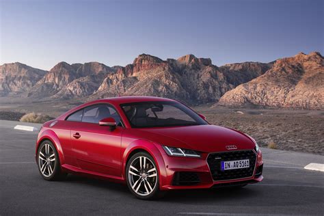Audi TT coupé rossa su strada panoramica