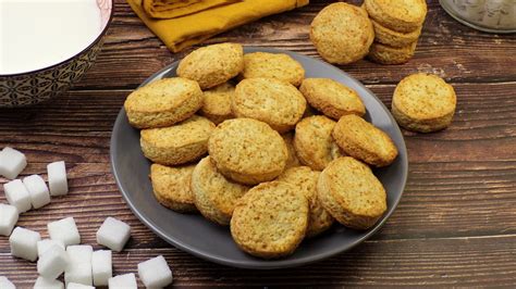 Immagine di biscotti secchi inzuppati nel caffè