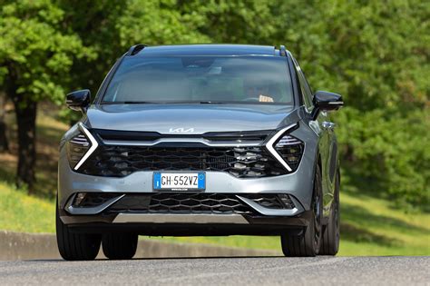 Kia Sportage nero su strada innevata