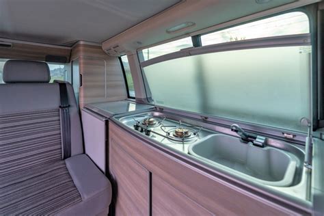 Interni del Volkswagen California con cucina mobile