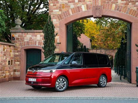 Volkswagen Multivan settima generazione in un contesto urbano