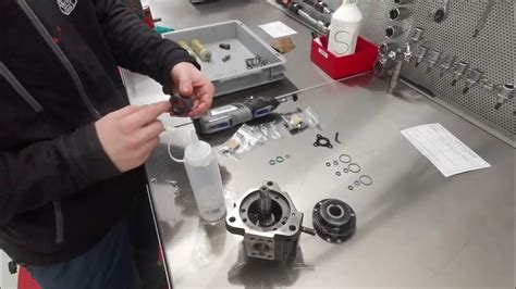 Tecnico che effettua la manutenzione su una pompa di iniezione