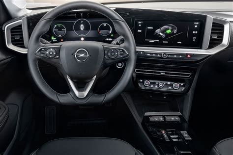 Interni della Opel Mokka con display del sistema di infotainment