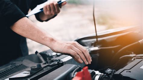 Tecnico auto che esegue diagnostica su veicolo