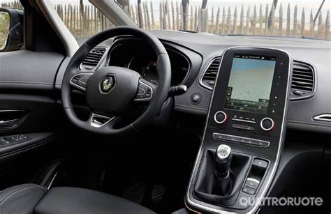 Renault Scénic 7 posti in primo piano con evidenziati gli interni spaziosi
