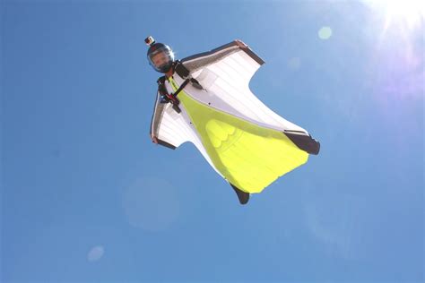 Paracadutista in volo con attrezzatura per HALO/HAHO