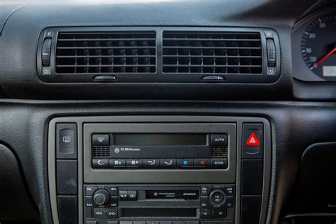 Volkswagen Passat 1999 interni con autoradio
