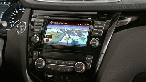 Interfaccia del sistema di navigazione Nissan Connect con opzioni di aggiornamento