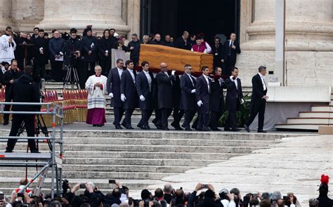 Immagine della folla ai funerali di Alessio D'Antonio