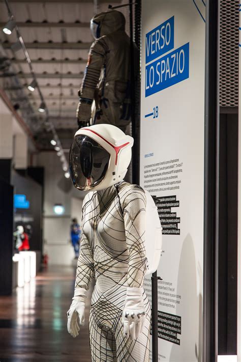 Lino Dainese che studia un prototipo di airbag