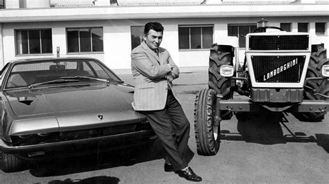 Ferruccio Lamborghini con un trattore