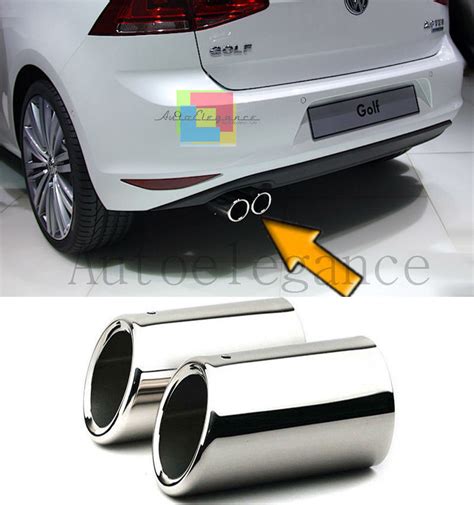 Vista posteriore di una Volkswagen Golf 7 con terminali di scarico sportivi cromati
