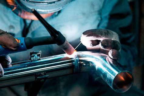 Dettaglio della saldatura e del logo di omologazione impresso su un terminale in acciaio inox