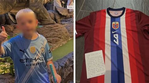 Bambino che spedisce una lettera con un disegno