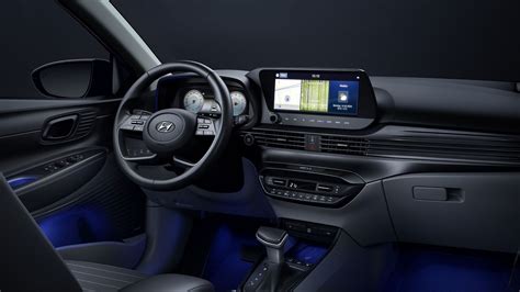Interni Hyundai i20 con doppio schermo digitale