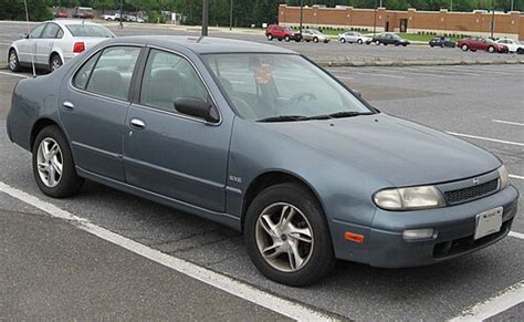 Una Nissan Altima GXE prima serie
