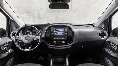 Interni di un Mercedes-Benz Vito con navigatore