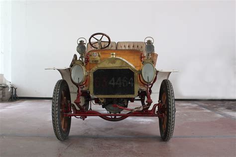 Immagine storica di una delle prime auto con airbag