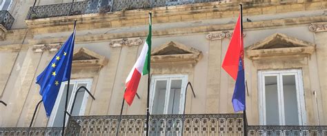 Edificio istituzionale con la bandiera italiana e dell'Unione Europea