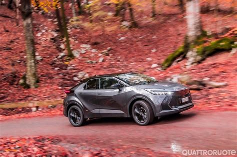 Toyota C-HR in movimento su strada