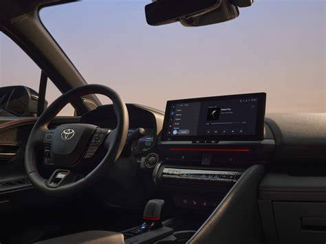 Dettaglio plancia e volante Toyota C-HR