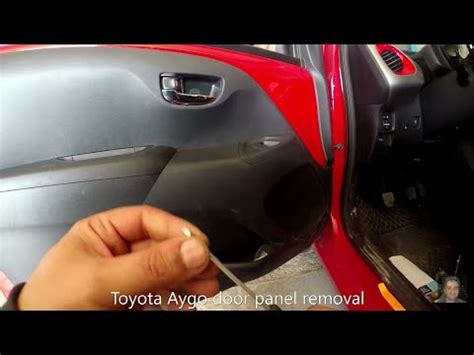 Esploso del pannello interno della portiera Toyota Aygo con evidenza del meccanismo di chiusura