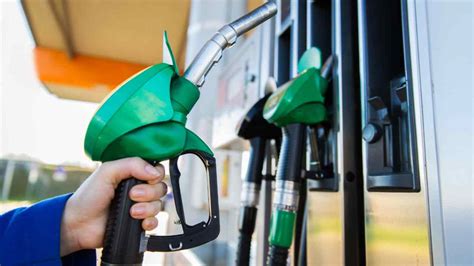 Famiglia che fa il pieno di benzina