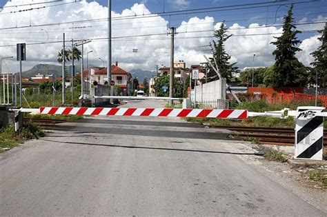 Passaggio a livello con semibarriere