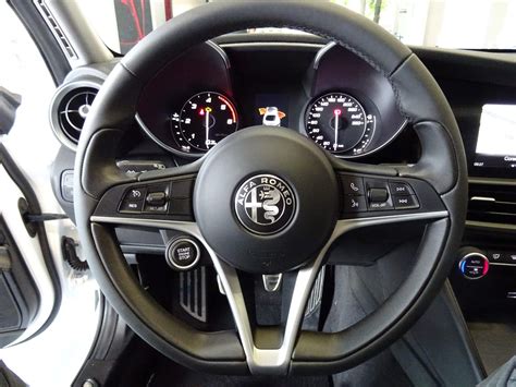 Interni Alfa Romeo Giulia con paddle al volante