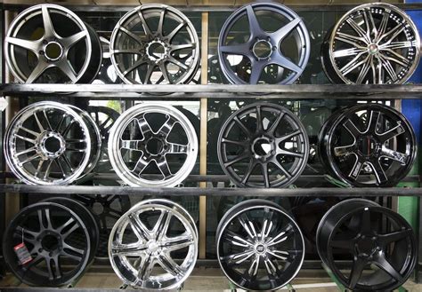 Confronto estetico tra cerchi opachi e lucidi su un'auto