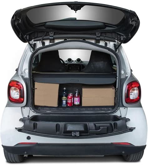 Organizzazione del bagagliaio dell'auto con vari accessori
