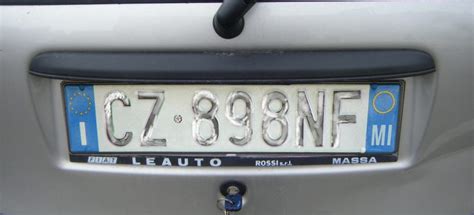 Primo piano di una targa auto sbiadita