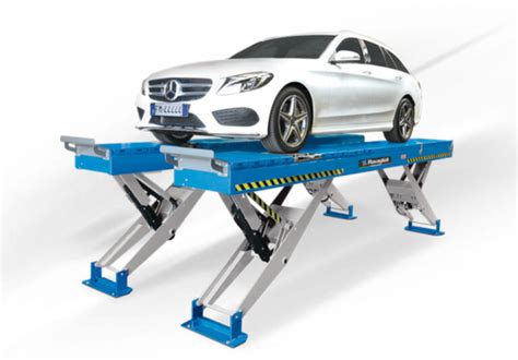 Manutenzione meccanica auto su ponte sollevatore