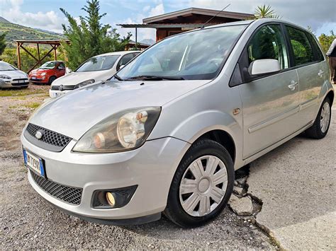 Ford Fiesta azzurra in diverse condizioni di luce