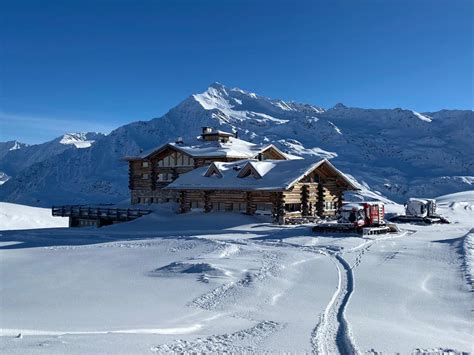 Panorama invernale di montagna con un rifugio