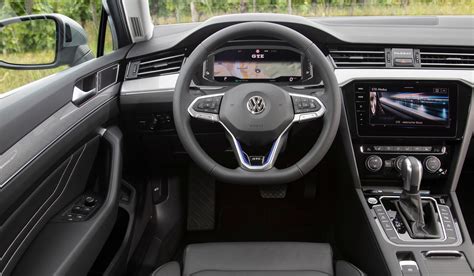 Interni Volkswagen Passat Variant 2008 con autoradio