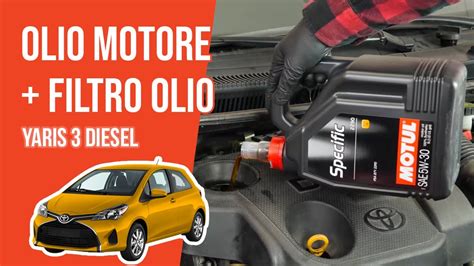 Toyota Yaris in fase di cambio olio