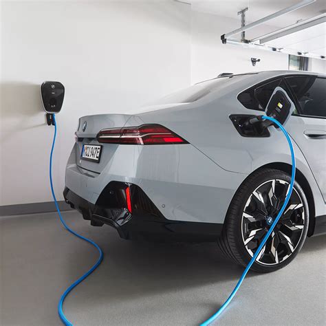 BMW i5 in ricarica