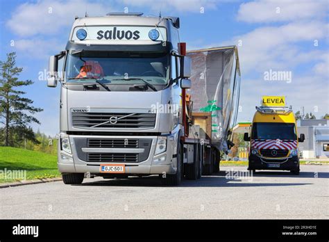 Veicolo eccezionale che trasporta un componente industriale