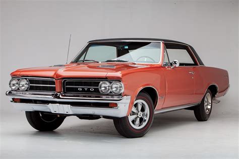 Vista frontale della leggendaria Pontiac GTO del 1964