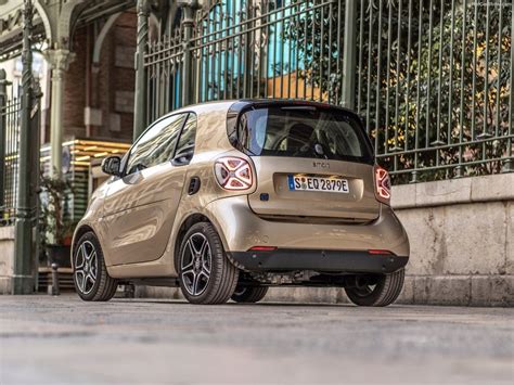 Smart Fortwo vista di tre quarti posteriore con il portellone del bagagliaio aperto