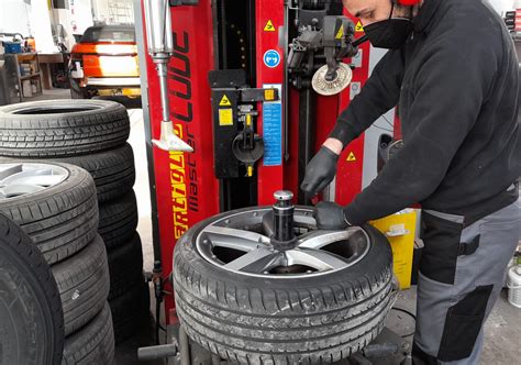 Tecnico specializzato mentre effettua il cambio gomme