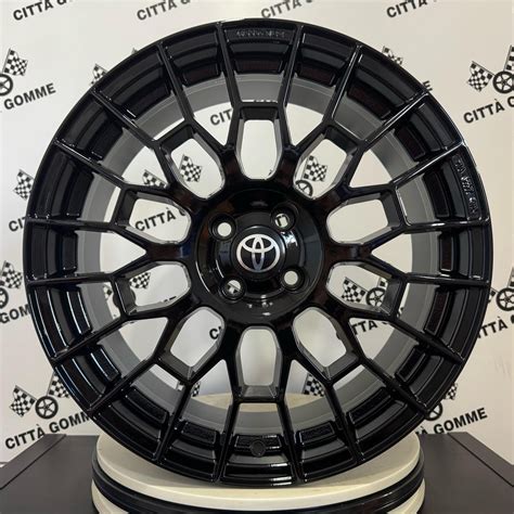 Dettagli dei cerchi in lega della Toyota Corolla Hybrid