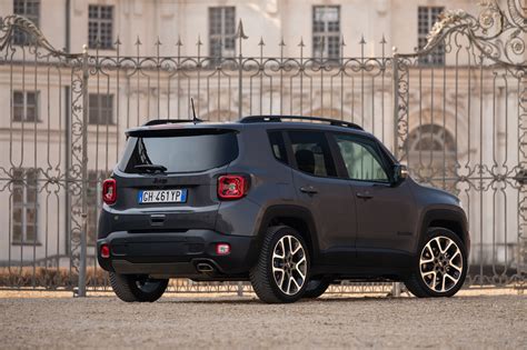 Jeep Renegade e-Hybrid in un paesaggio naturale